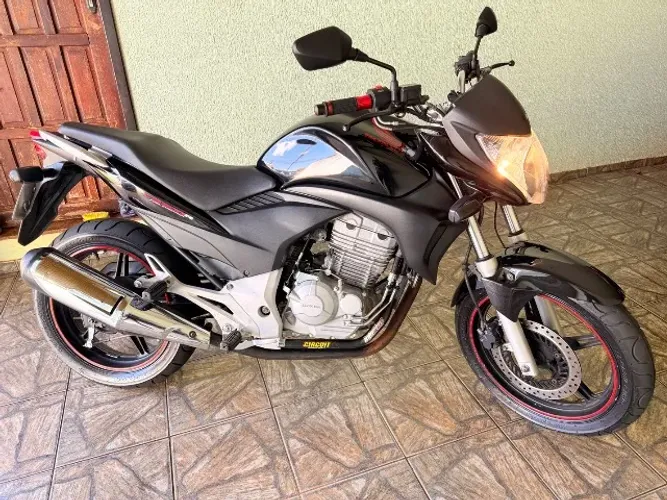 Moto Honda CB300, ano 2011