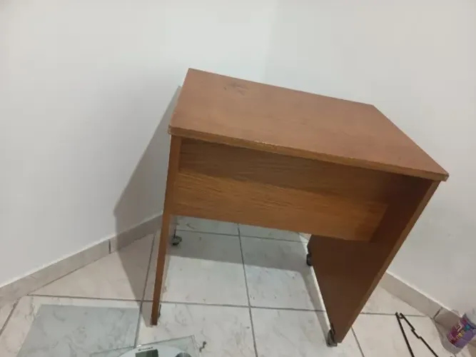 Mesinha de madeira muito versátil