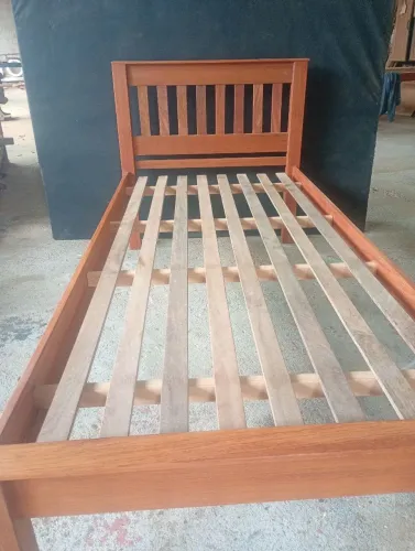 Cama de solteiro em jatoba