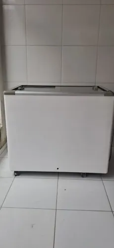 Vendo freezer marca metal frio.Valor 1.100/380 litros