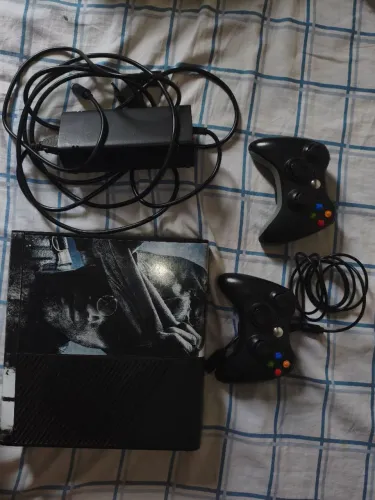 Xbox 360 super slim desbloqueado(RGH) + HD completo com jogos + 2 controles