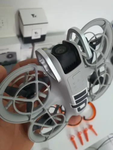 Drone Dji Neo combo Fly More + acessórios para aprimorar e assegurar voos.