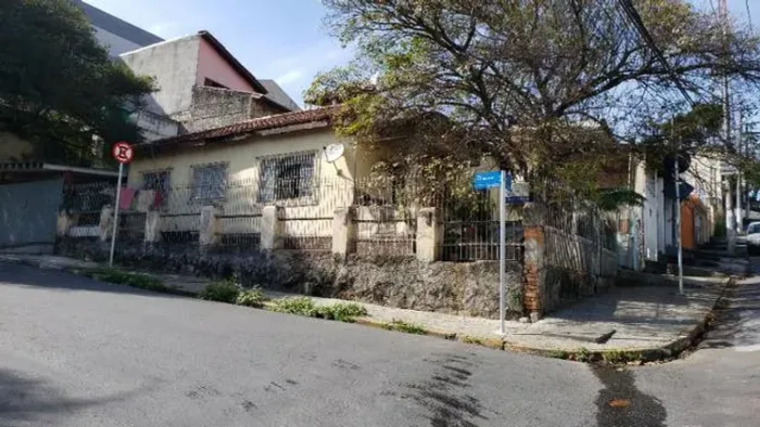 Dua casas no mesmo terreno de esquina no centro de Itapevi
