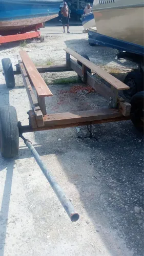 Vendo carretinha de encalhe para barco.