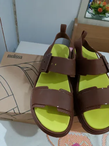Vendo uma sandália da melissa número 40, nunca usei valor 200