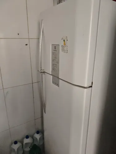 Geladeira vazando gás