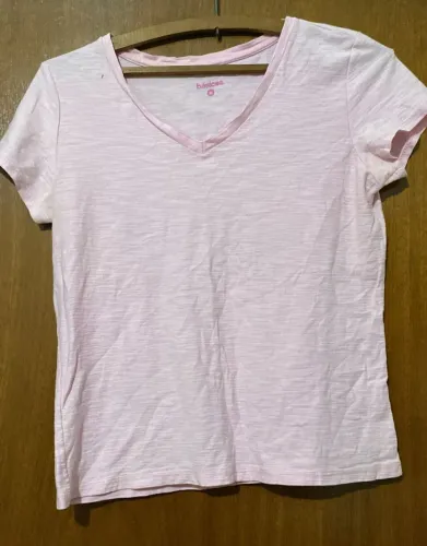 Camiseta Feminina Rosa Básica Decote V - Tamanho M