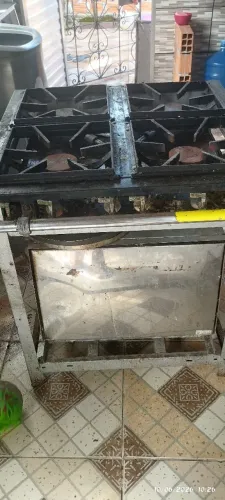 Fogão industrial,com 4 bocas e forno