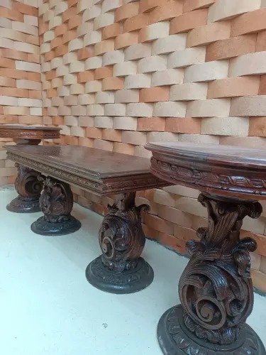 Conjunto de mesas antigas em madeira maciça
