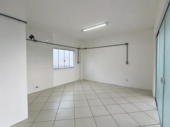 Loja comercial térrea 17m² com lavabo Centro Comercial Águia Do Sul - Campeche 