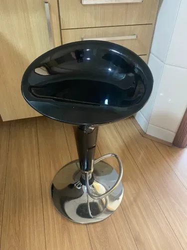 BANQUETA PRETA COM BASE CROMADA