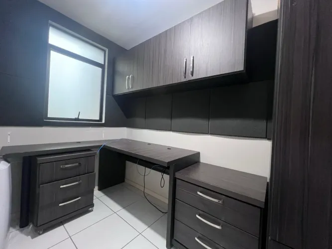 Escritório completo com armários aéreo, vertical e de rodinhas