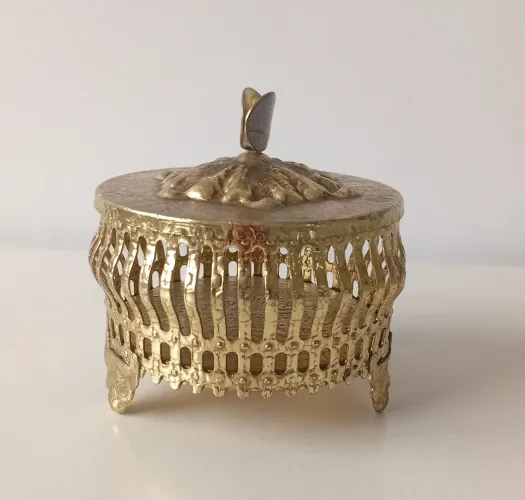 Antiga bomboniere em.metal dourado com bordas vazadas