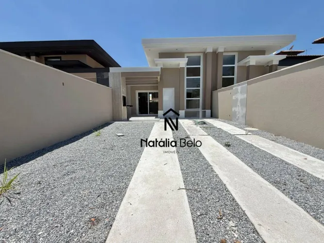 Casa linear em meio terreno no Ouro Verde