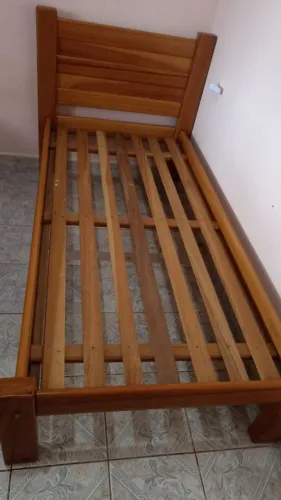 Cama de solteiro em madeira