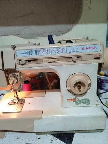 Vendo máquina Singer valor 380