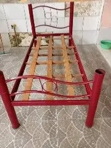 Cama de solteiro (sem colchão) Retirada no local