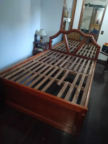 Vendo cama de casal em madeira, cabeceira com espelho, medidas 2,00 x 1,88