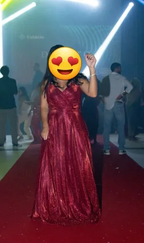 Vestido de festa brilhante na cor Marsala