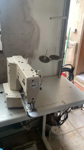 Máquina de costura travete