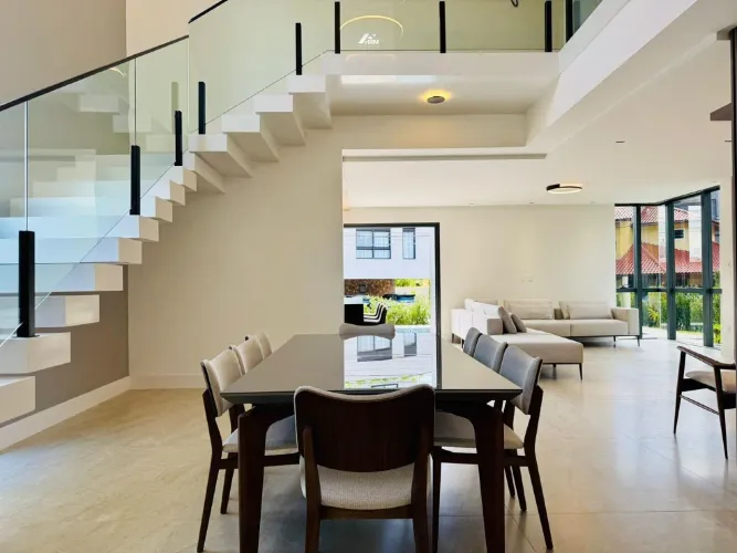 Casa Exclusiva com 4 Suítes, Mezanino e Área de Lazer