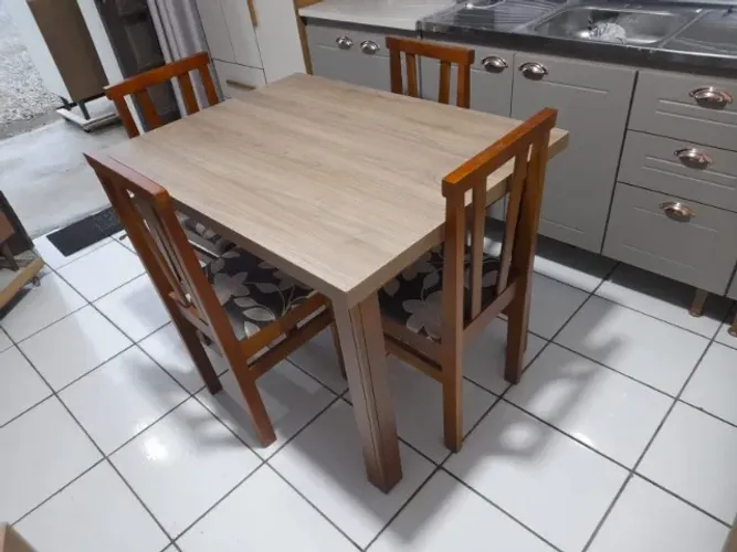 Mesa com cadeiras Novas