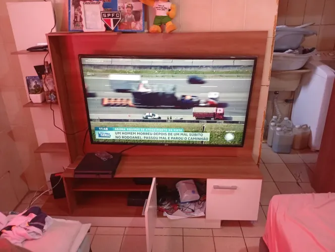 Vendo esse lindo rack painel apenas ,1 ano de uso
