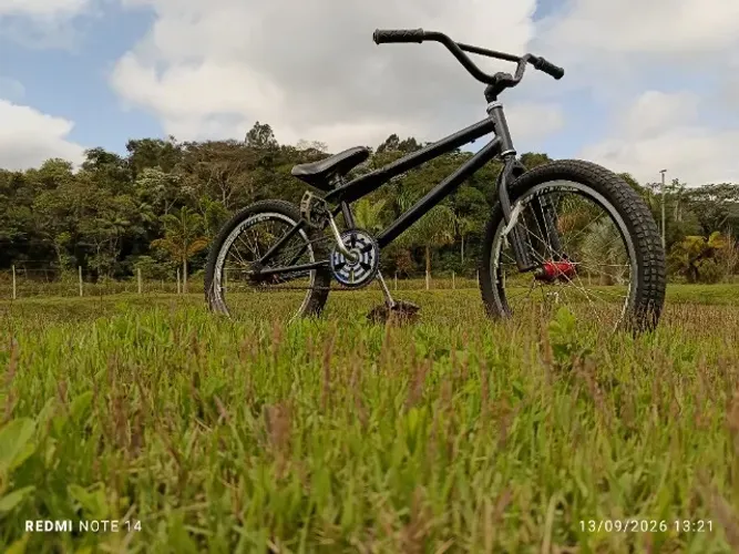 Bicicleta aro 20 Cross BMX (não tem freios por ser mais utilizada para manobras)