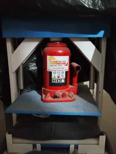 Vendo uma máquina de cortar e fabricar chinelo ? Compacta.