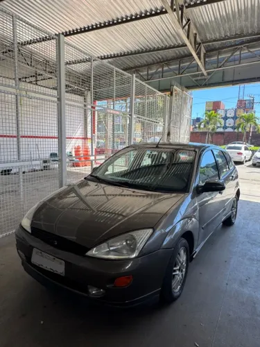 Ford Focus 1.8 16V 5P 2001