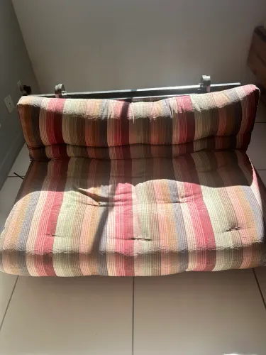 Futon com base de madeira