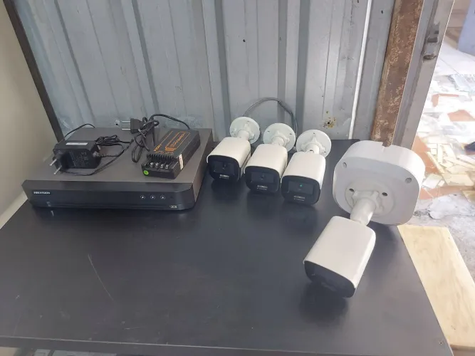 Vendo Câmera de Segurança Hikvision (Modelo DS-2CE10DF0T-PF). (SEM HD)