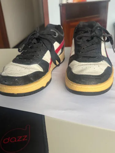Tênis Puma RBD Game Low BDP na cor Preto e Vermelho.