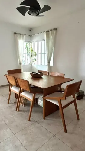 Conjunto Mesa de Jantar Madeira Maciça + 6 Cadeiras em Linho - Design Contemporâneo