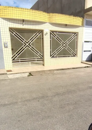 Casa em São Domingos  Rua da Saudade em frente à praça do Cruzeiro , vende-se 