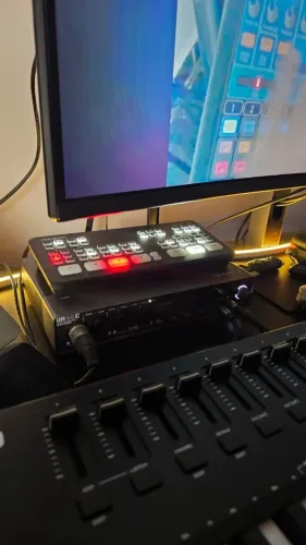 Mes de corte ATEM mini PRO Blackmagic - Mesa de Corte 4 Canais HDMI