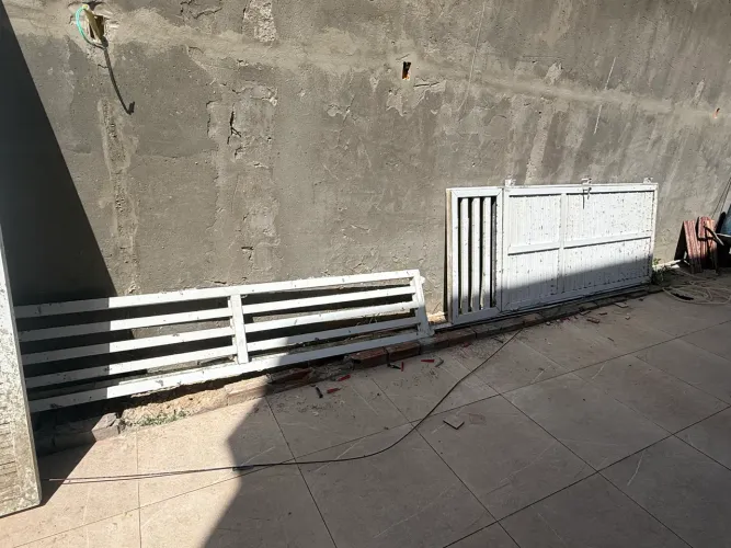 Dois portões um grande e um pequeno de entrada de casa de aluminio