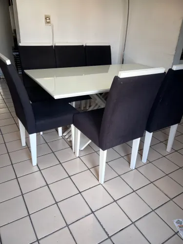 Mesa com tampo de vidro e 6 cadeiras