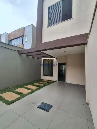 Excelente Casa Geminada Independente situada no Bairro Santa Rosa!