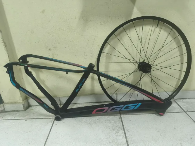 Quadro Oggi 7.3 boost e roda 28 furo K7 12 velocidades.