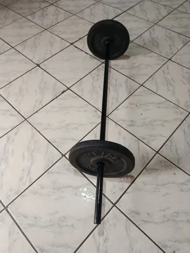 Uma barra com duas anilhas de 10 kilos top