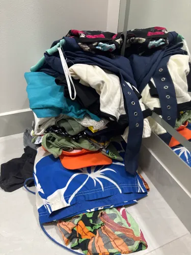 Lote de 30 peças de roupas por 150 reais .