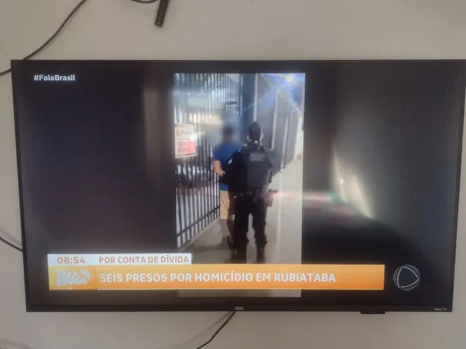 Vendo Tv 43 polegadas Smart nova sem detalhes.