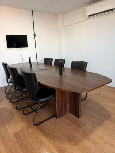 Mesa de reunião semi nova com 8 cadeiras