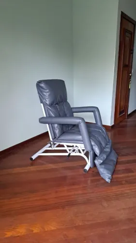 Poltrona hospitalar reclinável