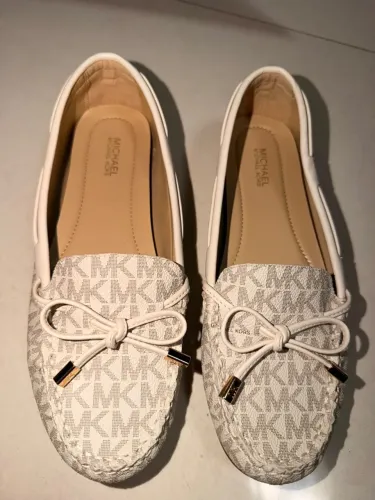 VENDO Mocassim Juliette Logo Loafer  MICHAEL Michael Kors cor Vanilla (Baunilha)