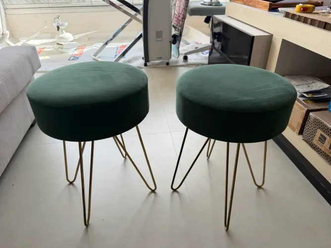 Banquinhos Puff Decorativos em Veludo Verde com Pés Dourados - Par