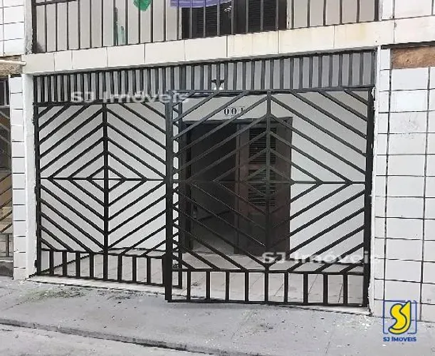 Apartamento térreo com 1 suíte, 1 quarto e varanda no Centro