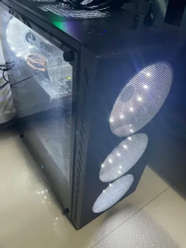 PC gamer com teclado e mouse