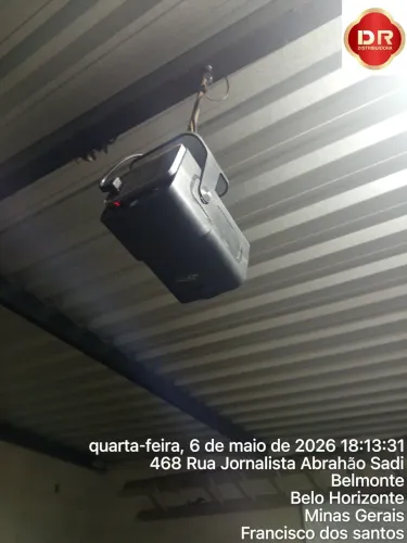 Retroprojetor e uma tela de projeção 